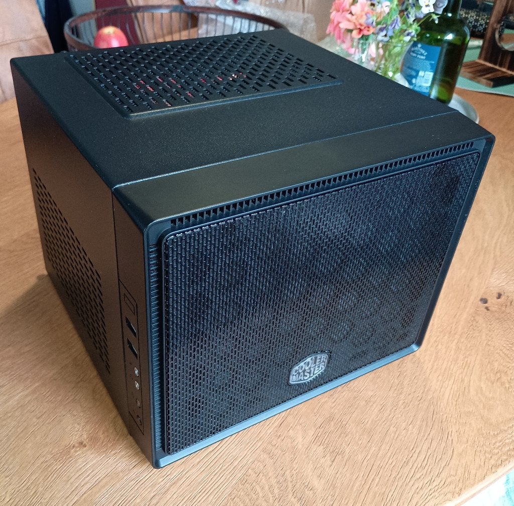 PC behuizing Coolermaster Elite 110 mini ITX, Computers en Software, Computerbehuizingen, Ophalen of Verzenden, Zo goed als nieuw