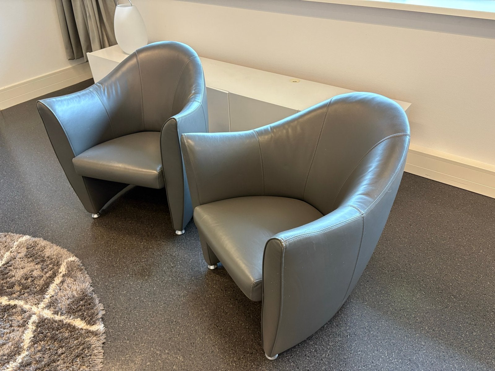 2 LeoLux Sjamaan fauteuiltjes grijs leer, Huis en Inrichting, Fauteuils, Ophalen, Zo goed als nieuw, Leer, 75 tot 100 cm