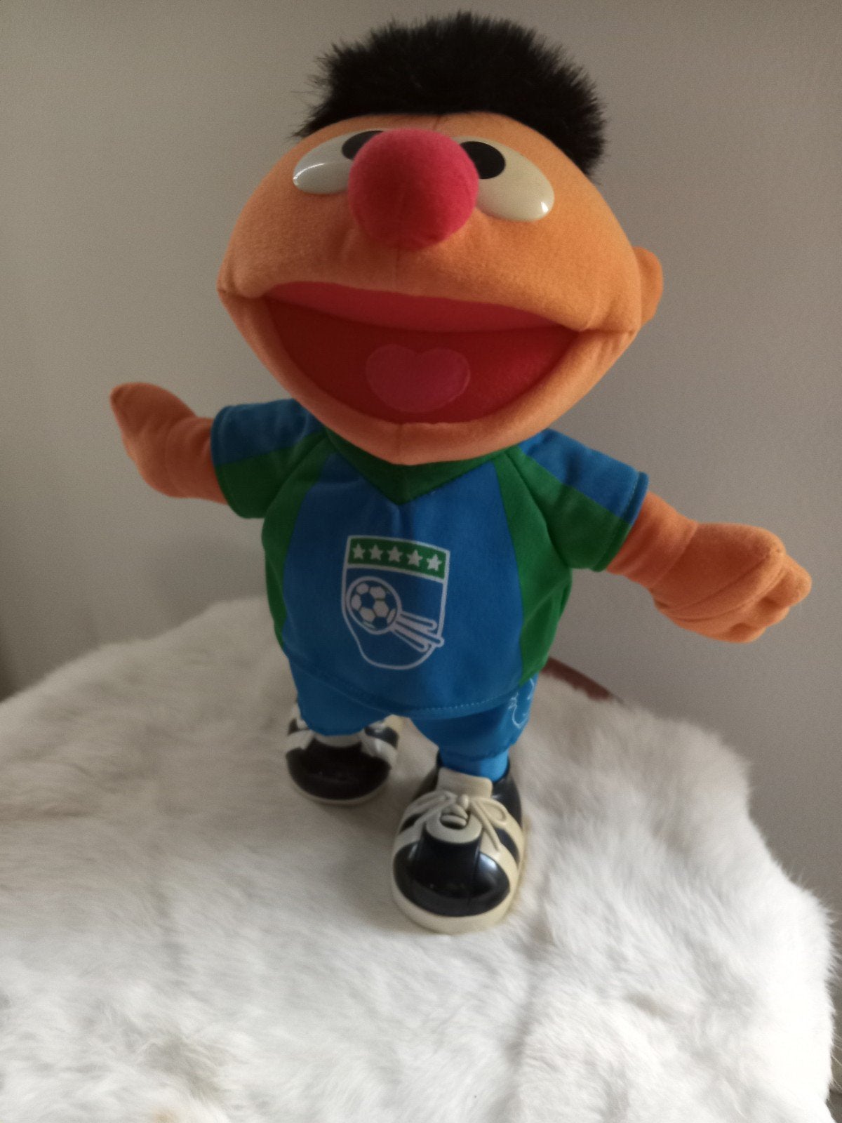 Ernie Sesamstraat knuffel in voetbaltenue uit 2003, Overige merken, Overige karakters, Overige typen, Ophalen of Verzenden