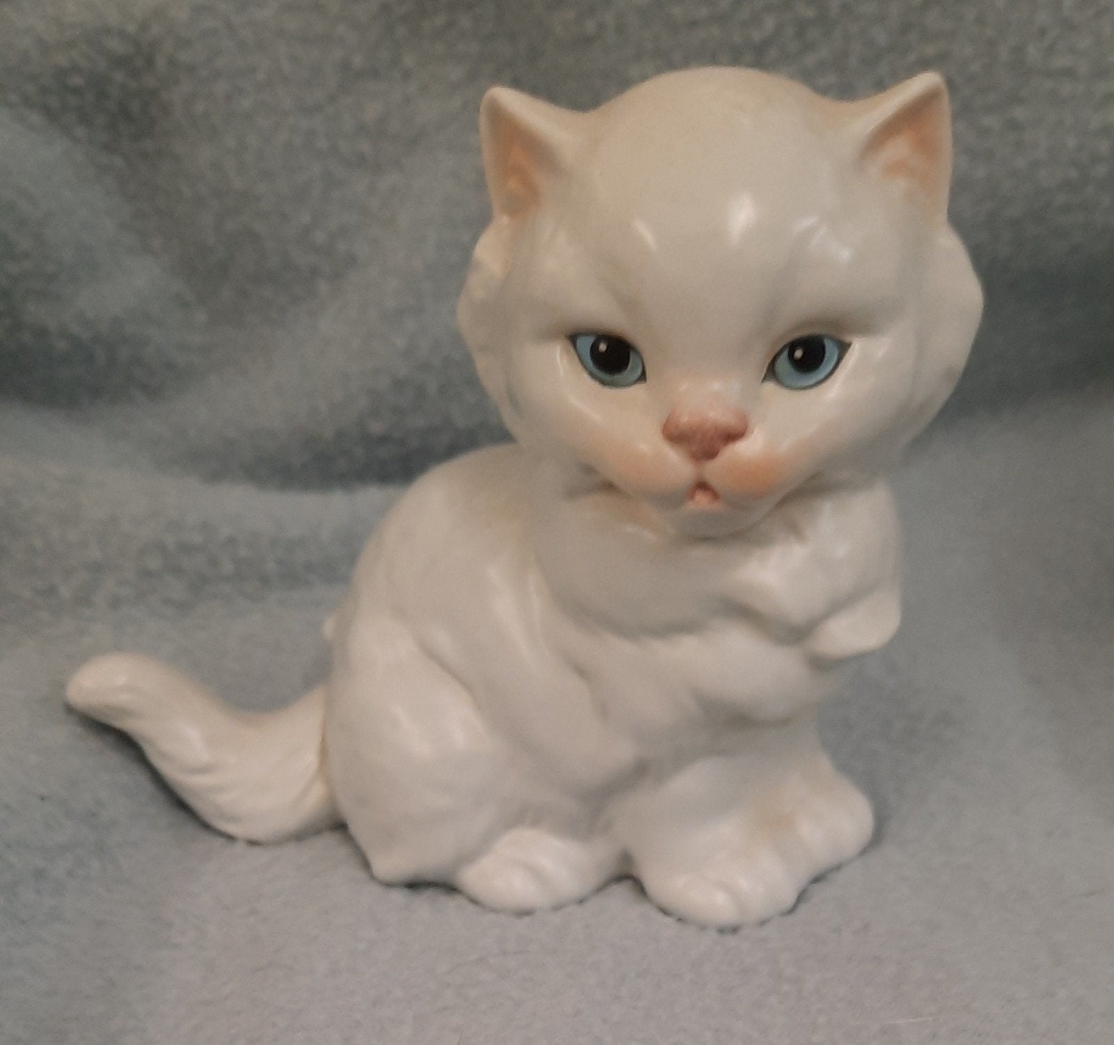 Schattig wit kattenbeeldje Goebel W. Germany 1988, Ophalen of Verzenden, Zo goed als nieuw, Hond of Kat, Beeldje of Figuurtje