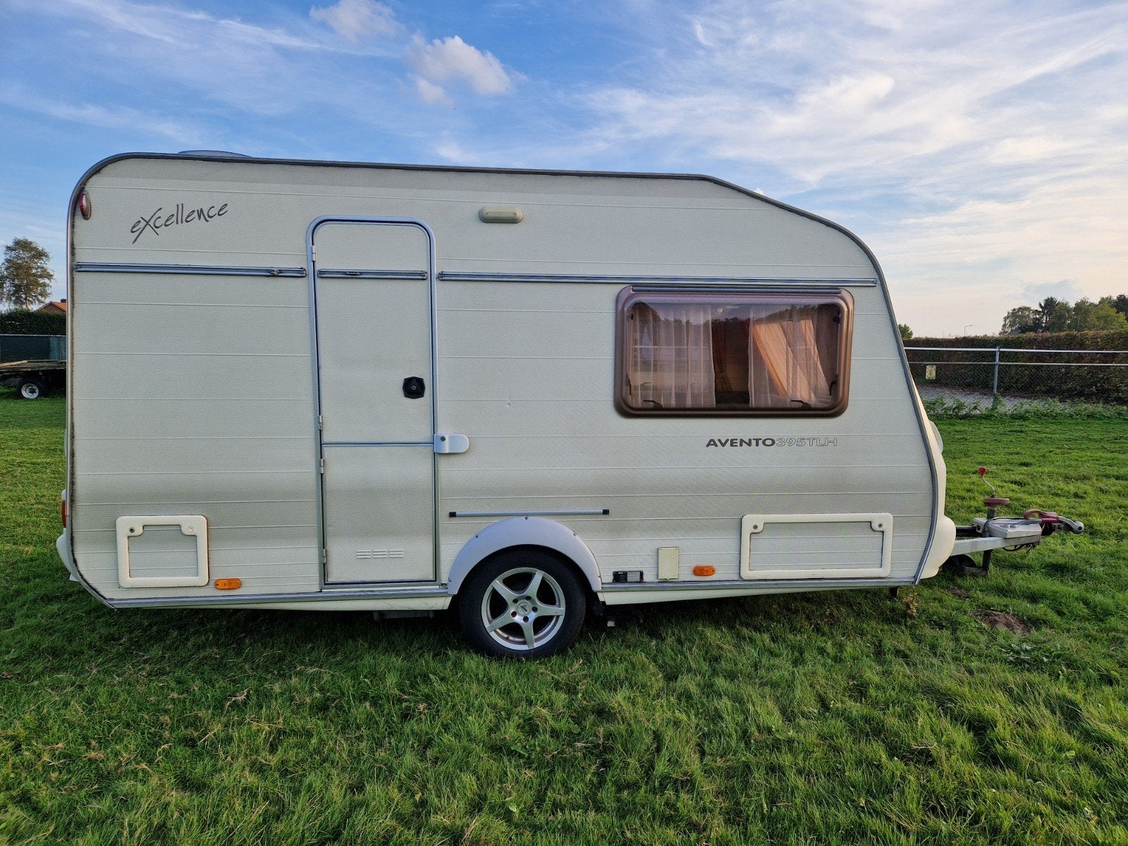 Avento Excellence 395 TLH Compacte en complete caravan, Caravans en Kamperen, Rondzit, Particulier, 4 tot 5 meter, Voortentlamp