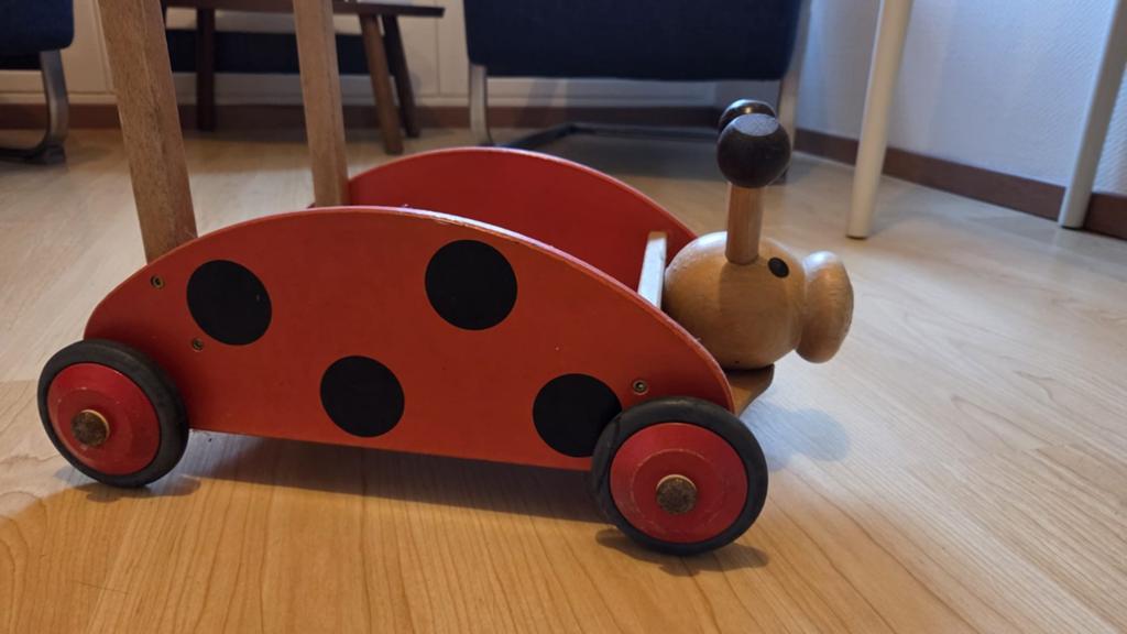 Houten loopwagen lieveheersbeestje - opknapper, Ophalen, Gebruikt, Duw- of Trekspeelgoed