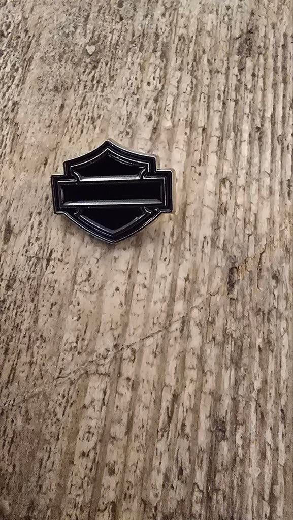 Harley Davidson Pin - Zwart Embleem, Ophalen of Verzenden, Nieuw, Merk, Speldje of Pin