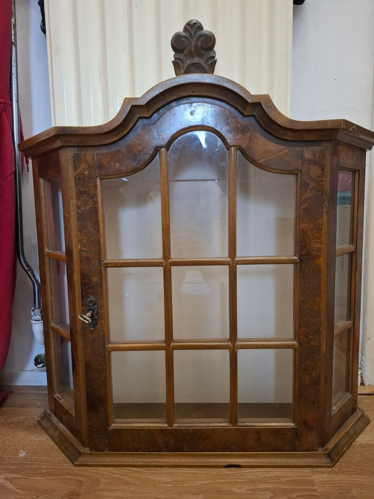 Antiek notenhouten wandkastje met glazen deur, Ophalen