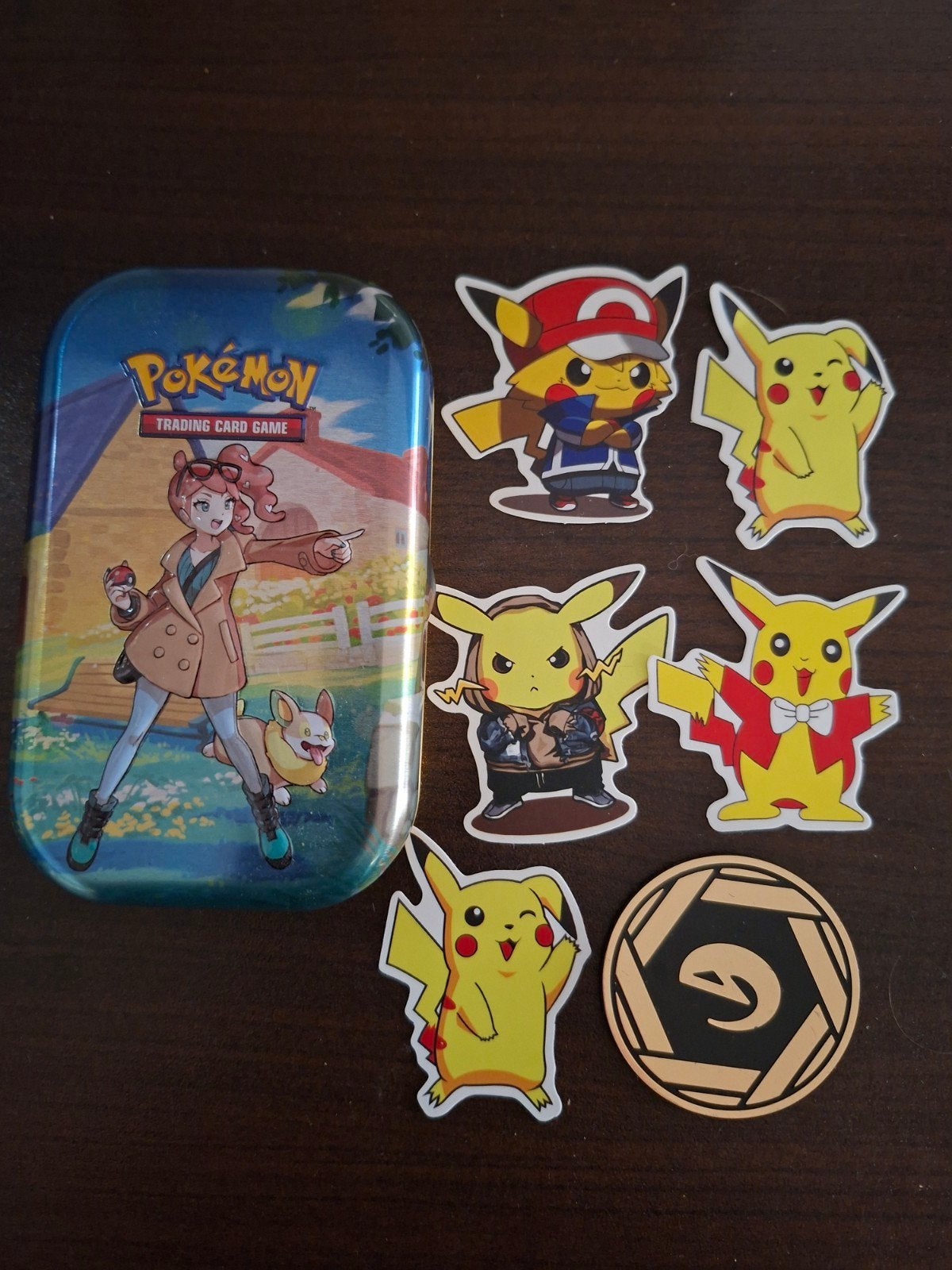 Pokémon blikje met Pikachu stickers en coin., Ophalen, Zo goed als nieuw, Overige typen