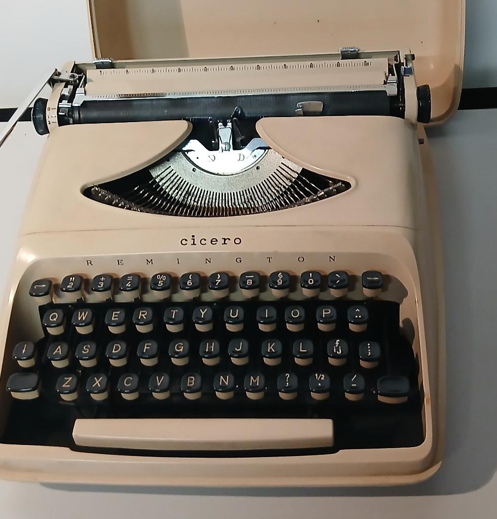 Oude Vintage Typemachine Remington Cicero Holland Koffer #3, Diversen, Typemachines, ., Remington, Ophalen of Verzenden, Zo goed als nieuw