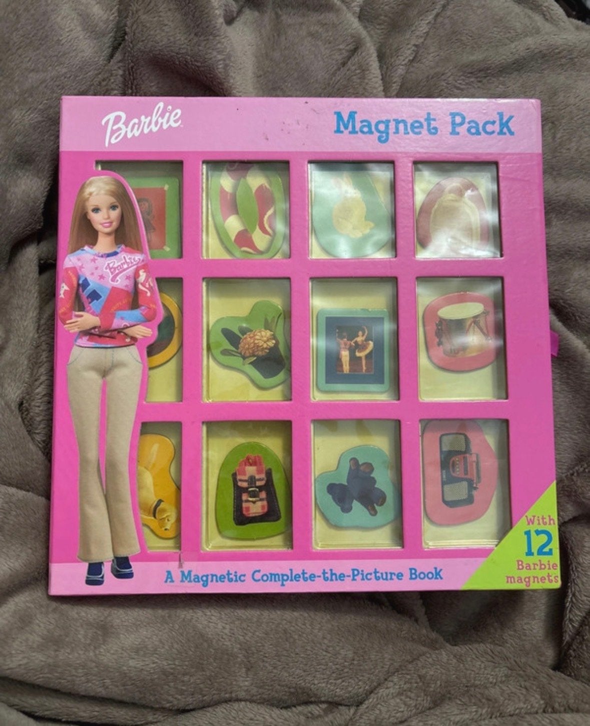 Barbie Magneten Boek Engels - Compleet met 12 magneten, Boeken, Ophalen of Verzenden, Zo goed als nieuw, Fictie algemeen