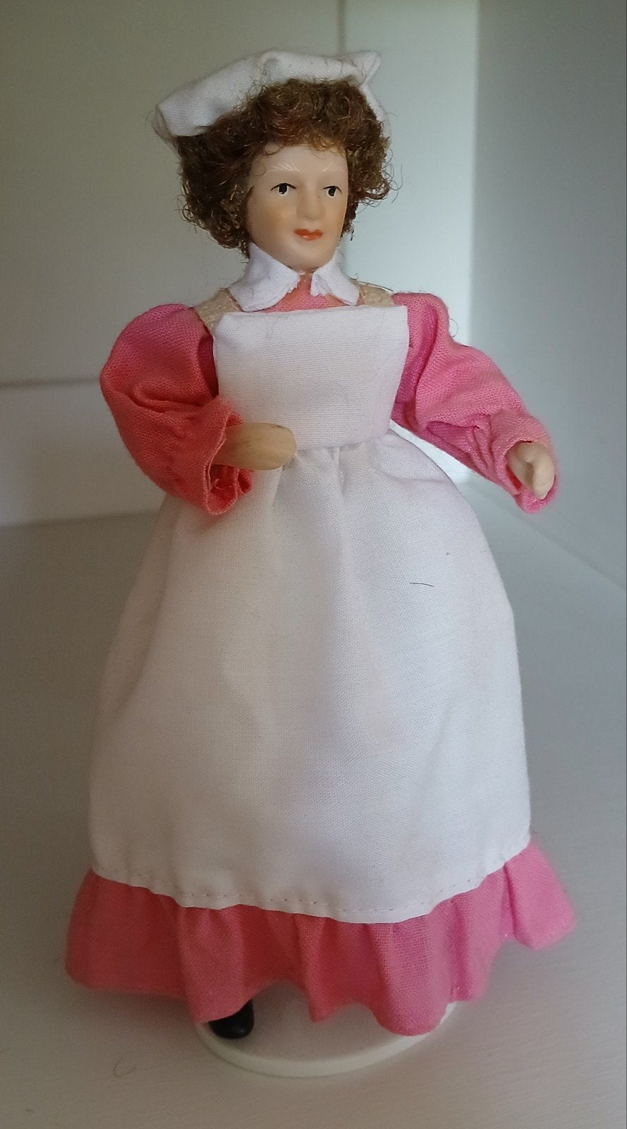 Poppenhuis dienstmeisje roze 1:12, Ophalen of Verzenden, Gebruikt, Popje