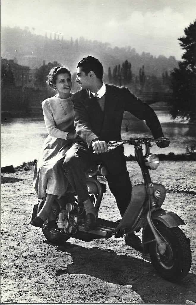 Stelletje op bromfiets/scooter-retro-vintage-romantiek, Ophalen of Verzenden, 1940 tot 1960, Ongelopen, Voertuig