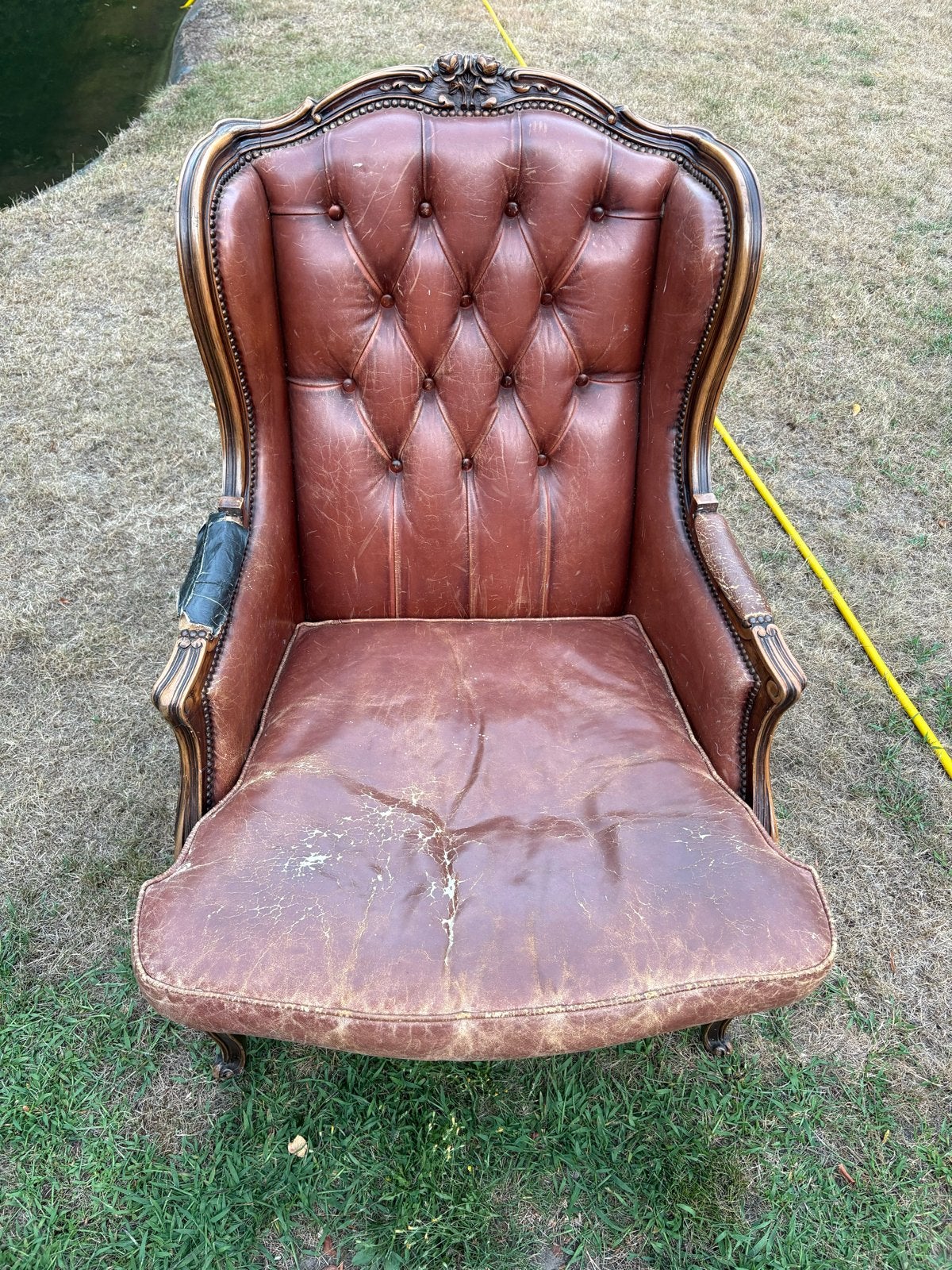 Vintage Chesterfield oorfauteuil van leer – Louis XV stijl, Antiek en Kunst, Antiek | Meubels | Stoelen en Banken, Ophalen