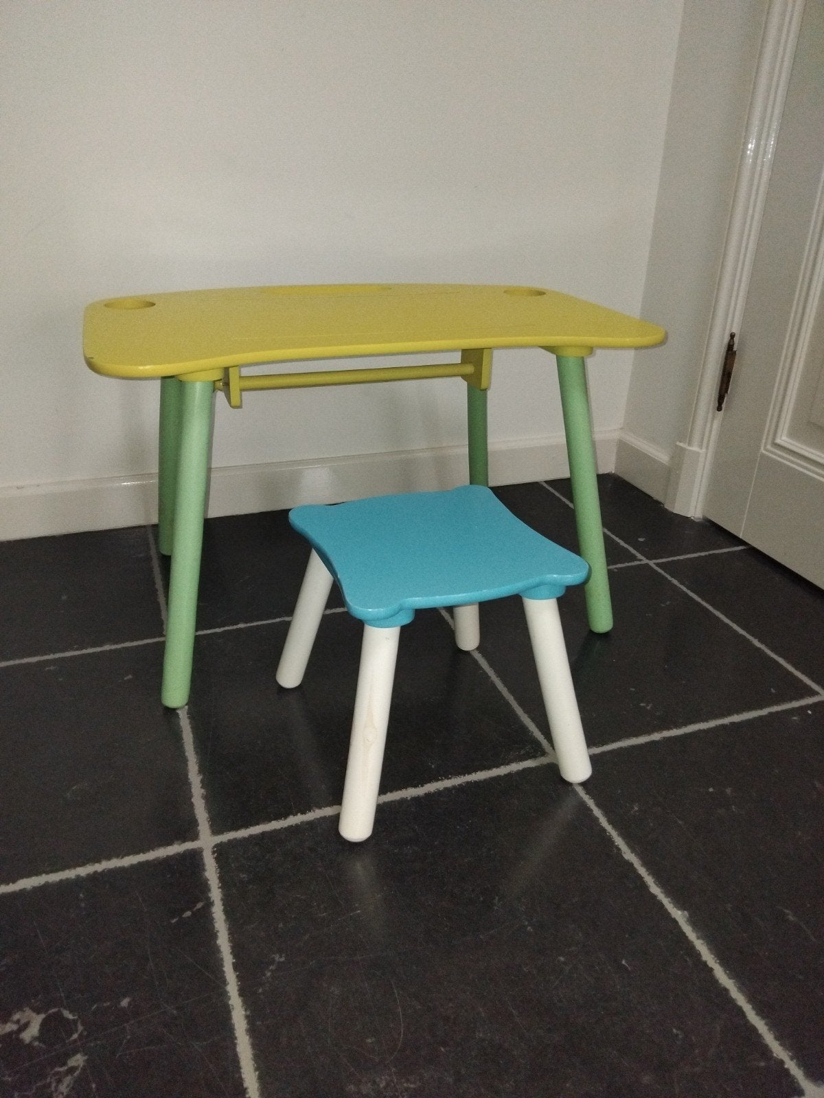 Vrolijke tekentafel - kindertafel met kruk - peuter kleuter, Ophalen, Gebruikt, Tafel(s)
