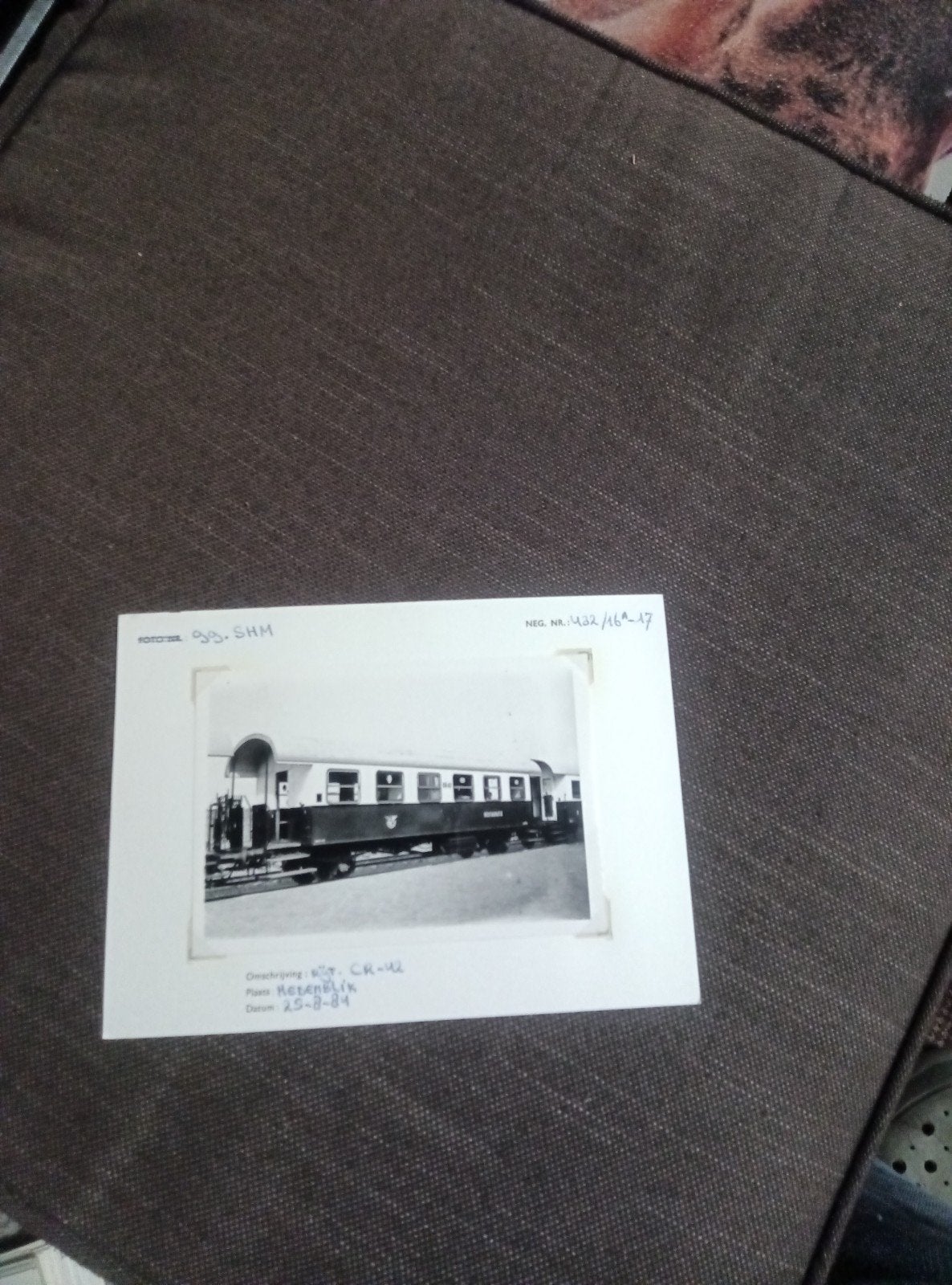 Zwart-wit foto van een historische treinwagon, Ophalen of Verzenden, Gebruikt, Trein, Kaart of Prent
