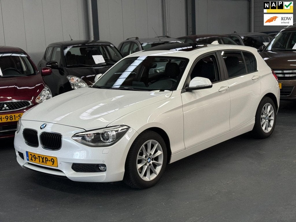 BMW 1-serie 116i Business+ Automaat Schuifdak Xenon Trekhaak, Euro 5, Gebruikt, Zwart, 4 cilinders