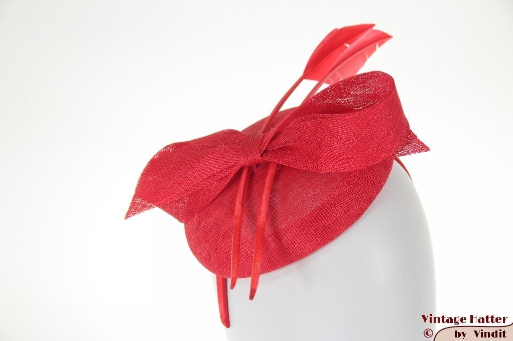 Disc Fascinator rood sisal sinamay met 2 veren nieuw 1 size, Ophalen of Verzenden, Nieuw, One size fits all, Hoed