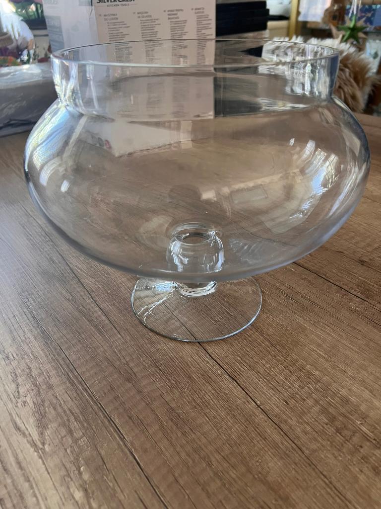 Grote glazen schaal op voet, Bowlschaal / Decoratie, Overige kleuren, Ophalen of Verzenden, Minder dan 50 cm, Glas