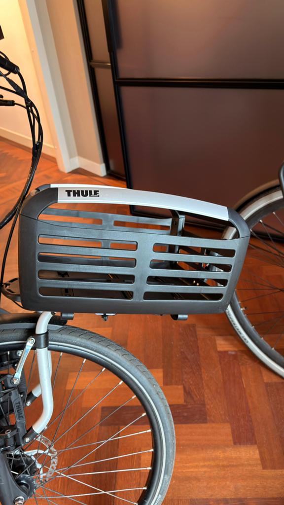 Thule Tour Rack met mand, Fietsen en Brommers, Fietsaccessoires | Bagagedragers, Ophalen, Zo goed als nieuw