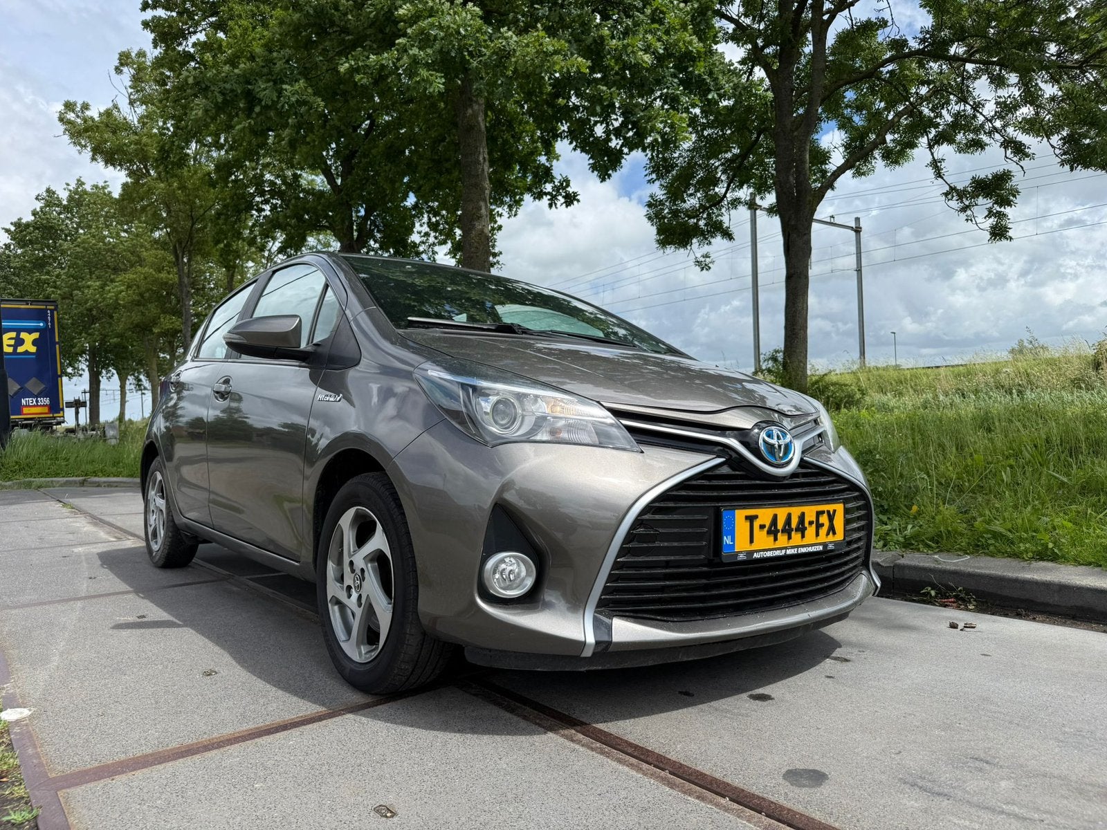 Toyota Yaris 1.5 Full Hybrid CVT 5DR 2017 Grijs, Auto's, Toyota, 1497 cc, Zwart, 4 cilinders, 49 €/maand