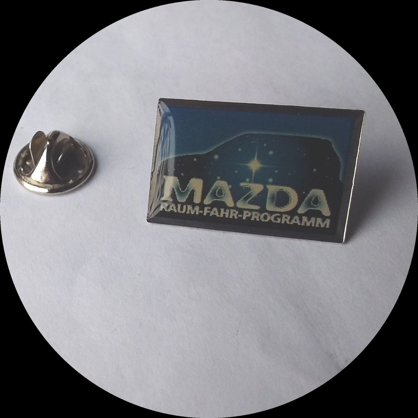 MAZDA pin, RAUM FAHR programm, Verzamelen, Speldjes, Pins en Buttons, Ophalen of Verzenden, Zo goed als nieuw, Transport, Speldje of Pin