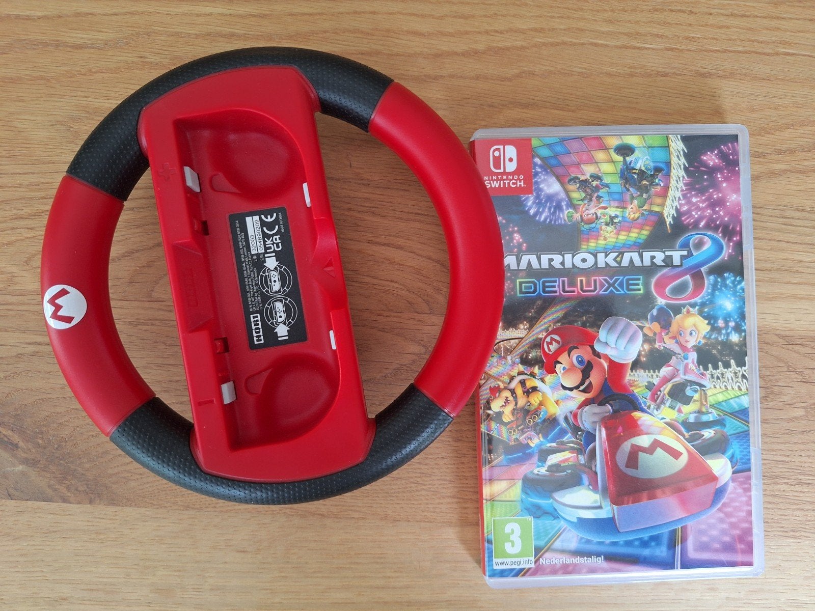 Mario Kart 8 Deluxe + Stuur voor Nintendo Switch, Racen en Vliegen, Ophalen of Verzenden, Zo goed als nieuw, Eén computer