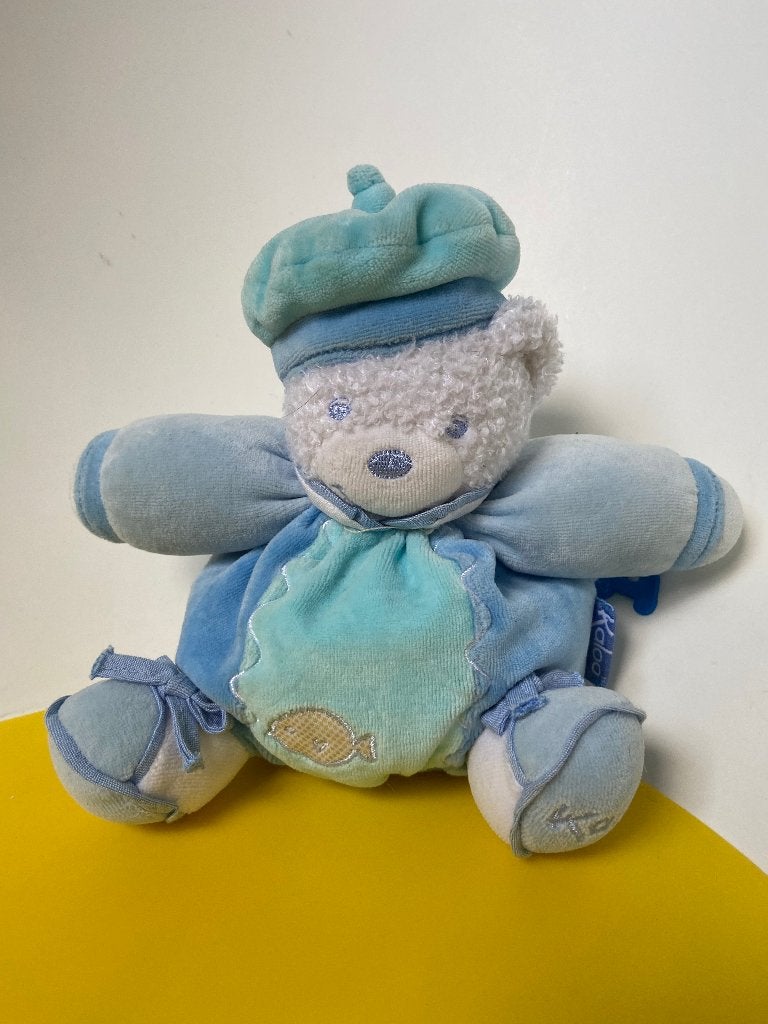 K2571 kaloo beer beertje blauw met vis, Kinderen en Baby's, Speelgoed | Knuffels en Pluche, Ophalen of Verzenden, Zo goed als nieuw