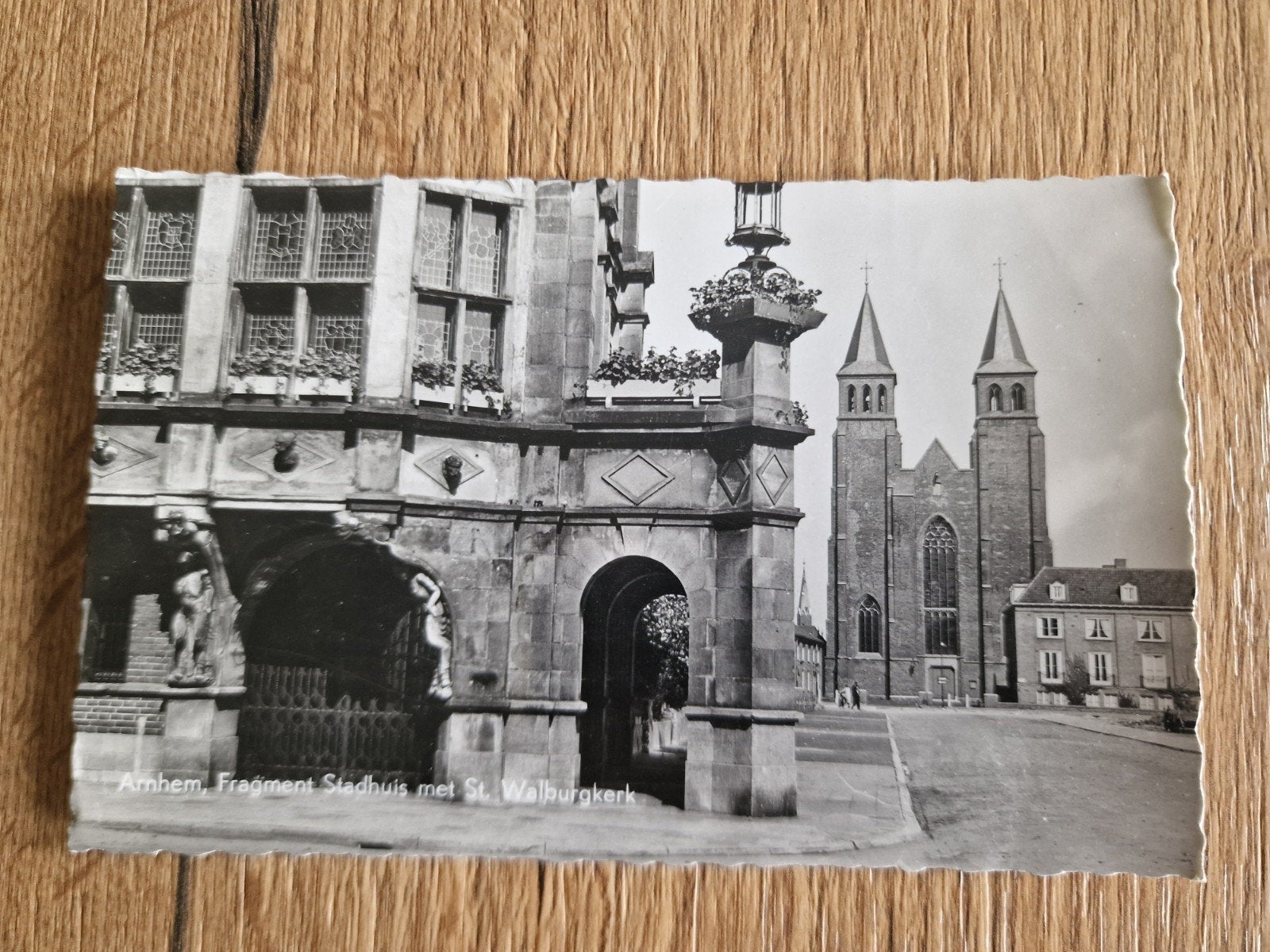 Ansichtkaart Arnhem: S. Walburg en Stadhuis, Ophalen of Verzenden, 1940 tot 1960, Gelopen, Gelderland