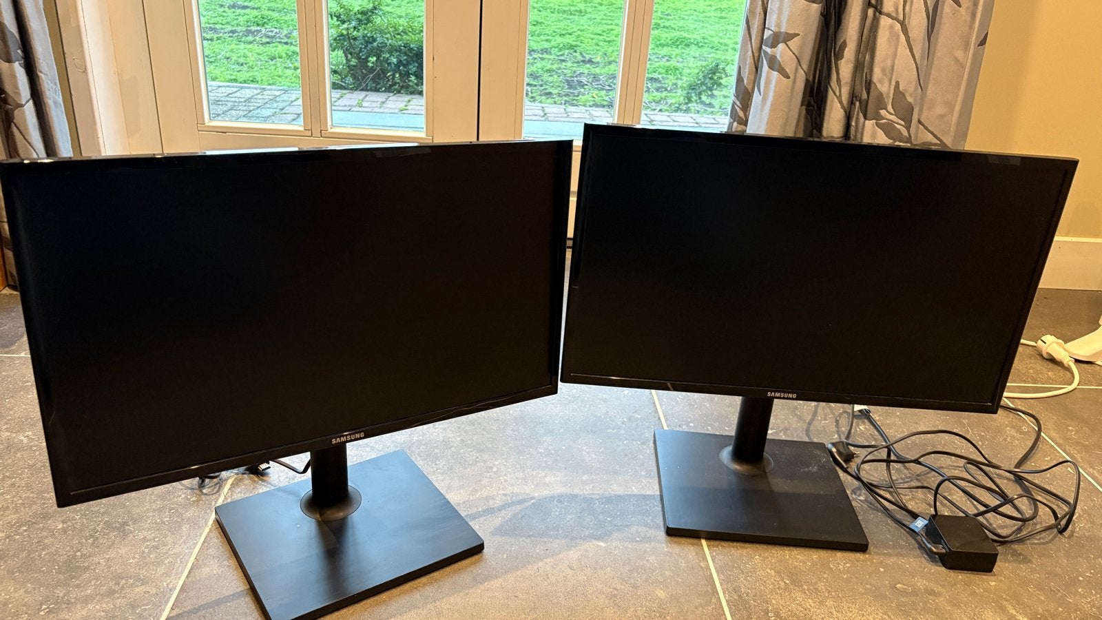 2x Samsung F24T400FHR monitoren - Full HD, HDMI, HDMI, Kantelbaar, Full HD, Zo goed als nieuw