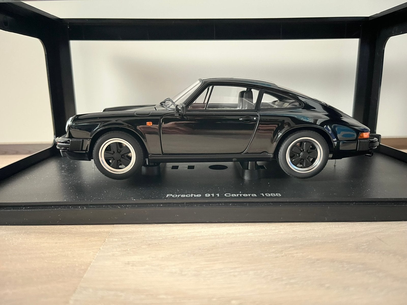 Porsche 911 (930) Carrera 3.2 1988 zwart #78011 Autoart 1:18, Hobby en Vrije tijd, Modelauto's | 1:18, Ophalen of Verzenden, Zo goed als nieuw