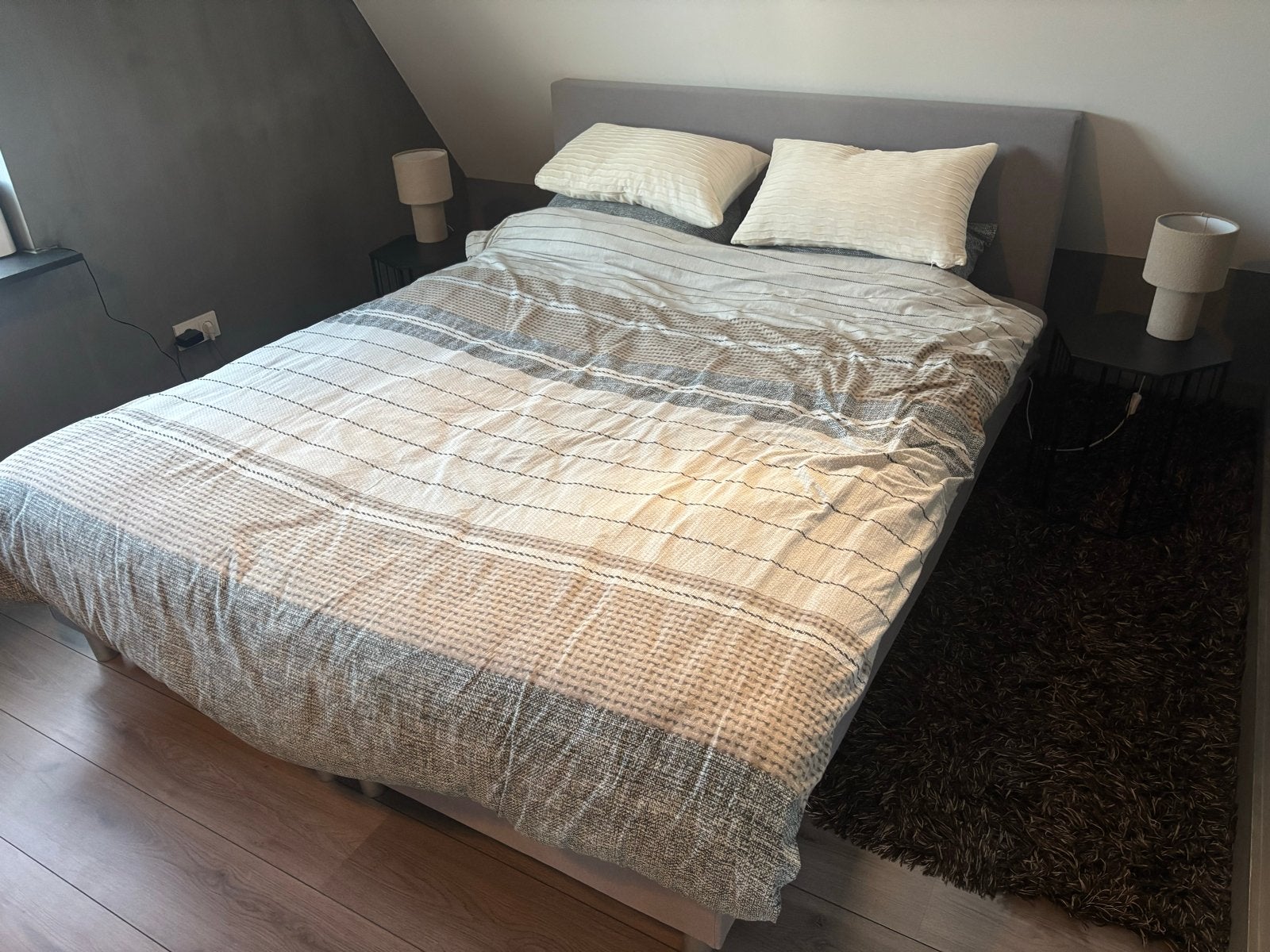 Grijze tweepersoons boxspring 160x200 cm met nachtkastjes, Ophalen, Gebruikt, Tweepersoons, 180 cm