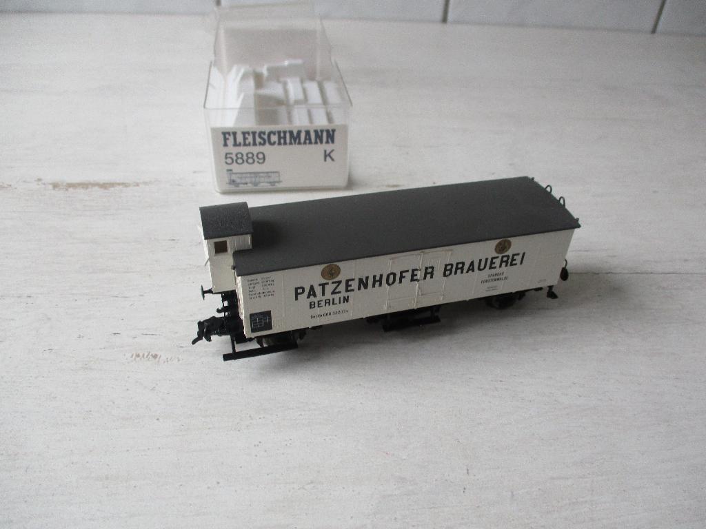 Fleischmann Geslotenwagen Patzenhofer no 5889 K, Ophalen, Gelijkstroom, Fleischmann, Wagon
