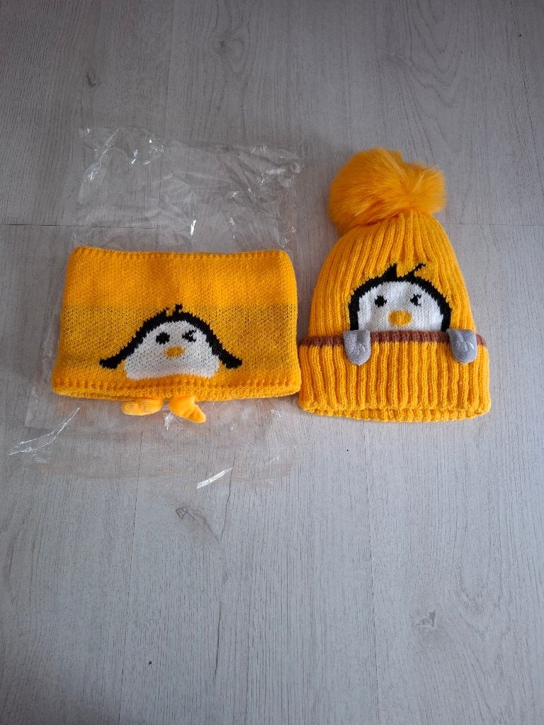 gele wintermuts met pinguïn (Muts + Colsjaal), Kinderen en Baby's, Babykleding | Mutsen, Sjaals en Wanten, Nieuw, Ophalen of Verzenden