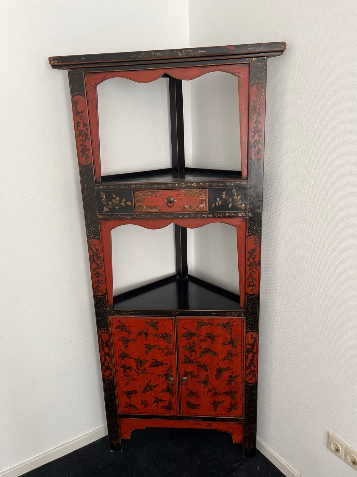 Chinese hoekkast, rood met goudkleurige decoratie, Ophalen