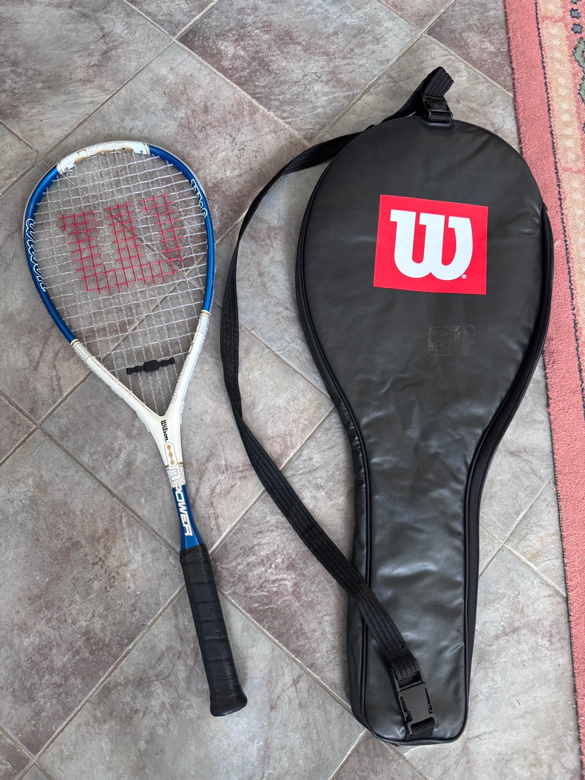 Wilson squash racket met hoes, Sport en Fitness, Ophalen of Verzenden, Zo goed als nieuw, Racket, Met hoes