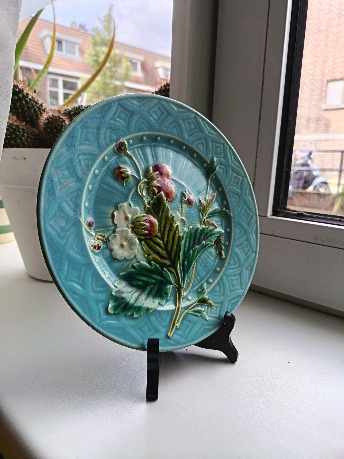 Antiek Sarreguemines aardewerk bord met aardbeienmotief, Ophalen of Verzenden