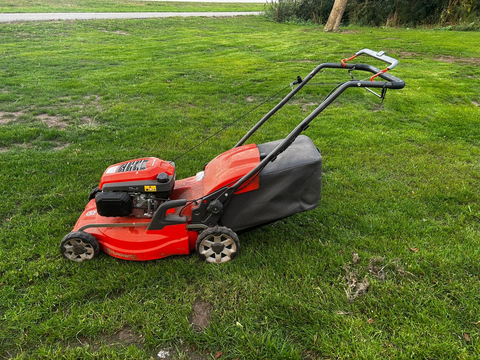 Husqvarna LC 253S benzine grasmaaier, Tuin en Terras, Grasmaaiers, Ophalen, Cirkelmaaier, Opvangzak, Zo goed als nieuw