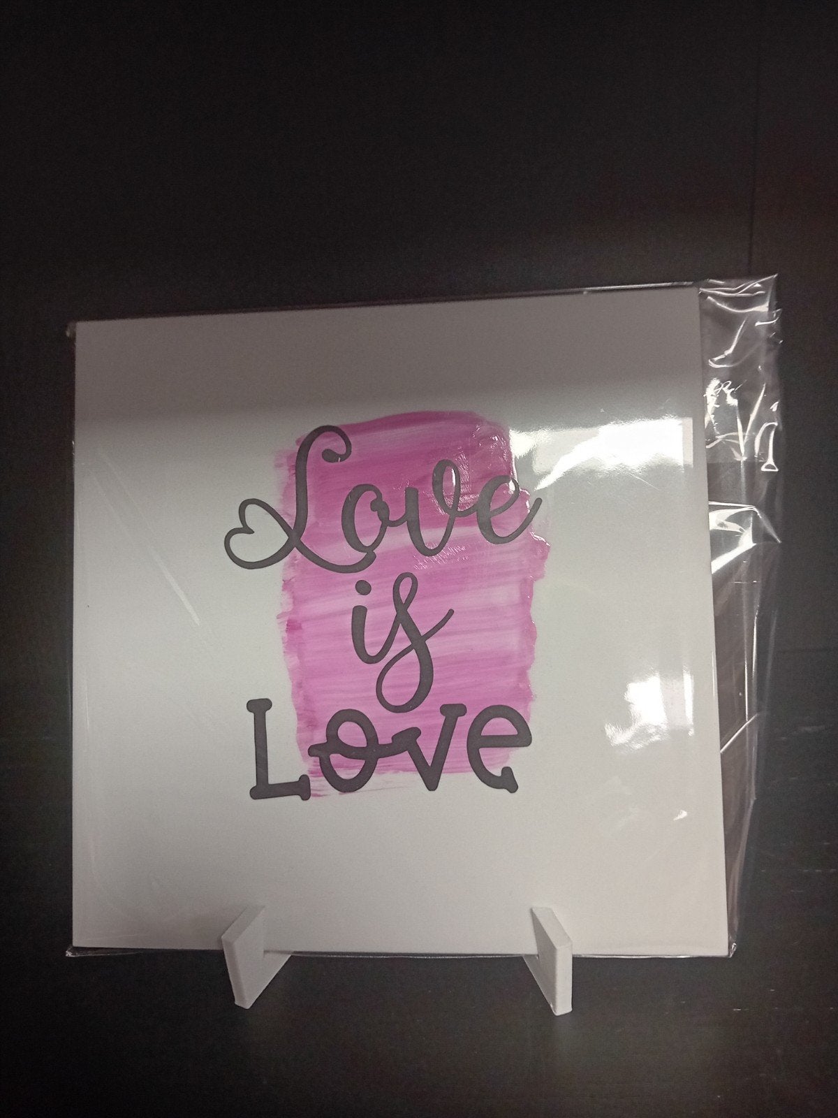 Decoratief bordje 'Love is Love' - Roze en Zwart, Meerkleurig, Overige materialen, Nieuw, Ophalen of Verzenden