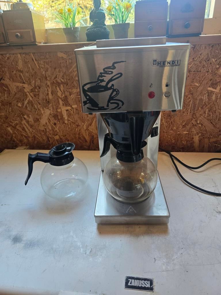 Hendi Koffiemachine met twee kannen - Ideaal voor horeca, Gebruikt, 10 kopjes of meer, Koffiemachine, Gemalen koffie