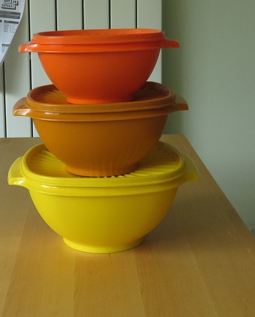 Tupperware 3 Bewaardozen Set Retrokleuren Zonne-/sterdeksel, Huis en Inrichting, Keuken | Tupperware, Ophalen, Gebruikt, Bewaardoos