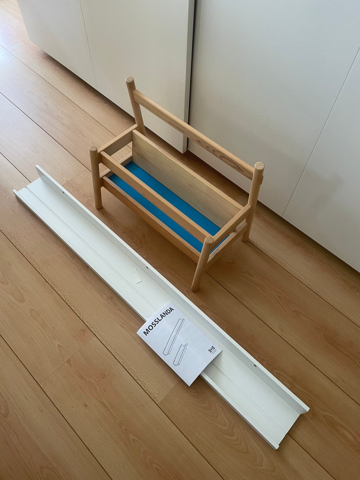 IKEA FLISAT Wooden Shelf + MOSSLANDA Wall Shelf – €13, Ophalen, 50 tot 150 cm, Zo goed als nieuw, 10 m² of meer