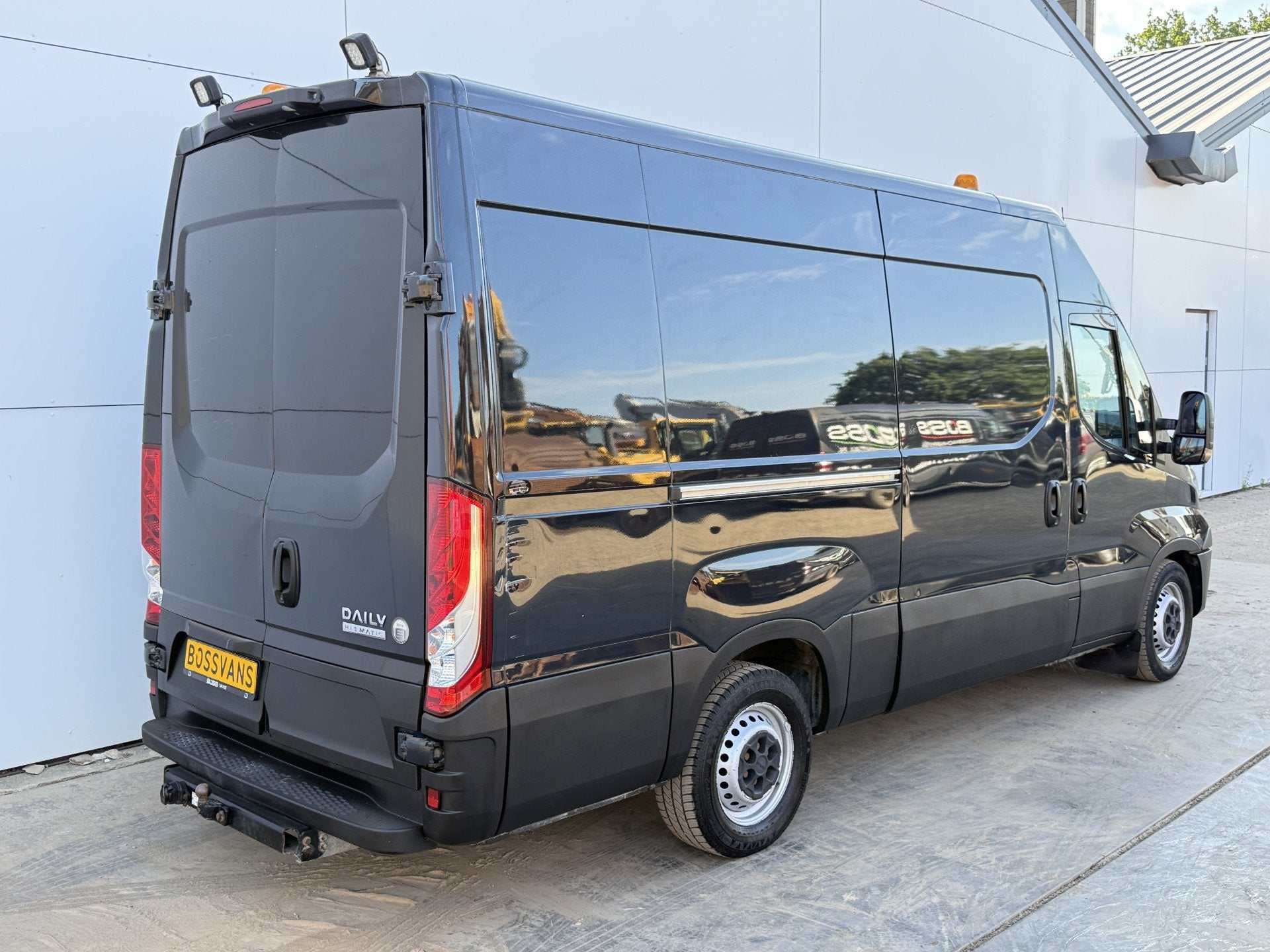 Iveco Daily 35S14 2.3 Automaat L2H2 Climate Control Cruise C, Auto's, Automaat, Achterwielaandrijving, Gebruikt, Zwart