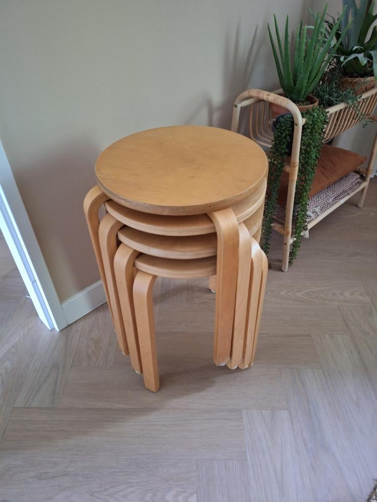 Ikea Frosta krukjes (4 stuks) - stijl Artek Aalto kruk, Huis en Inrichting, Krukjes, Ophalen, Gebruikt, Hout