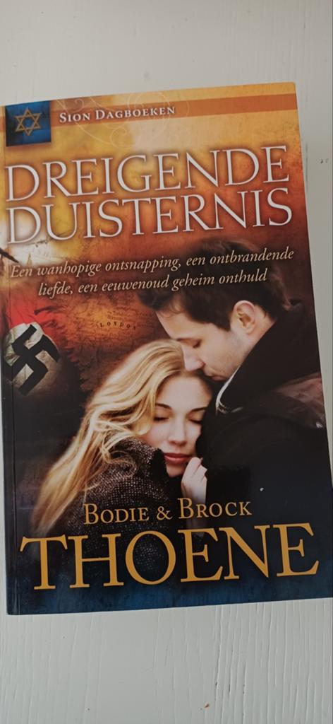 Dreigende Duisternis - Bodie & Brock Thoene, Boeken, Ophalen of Verzenden, Zo goed als nieuw, Bodie & Brock Thoene