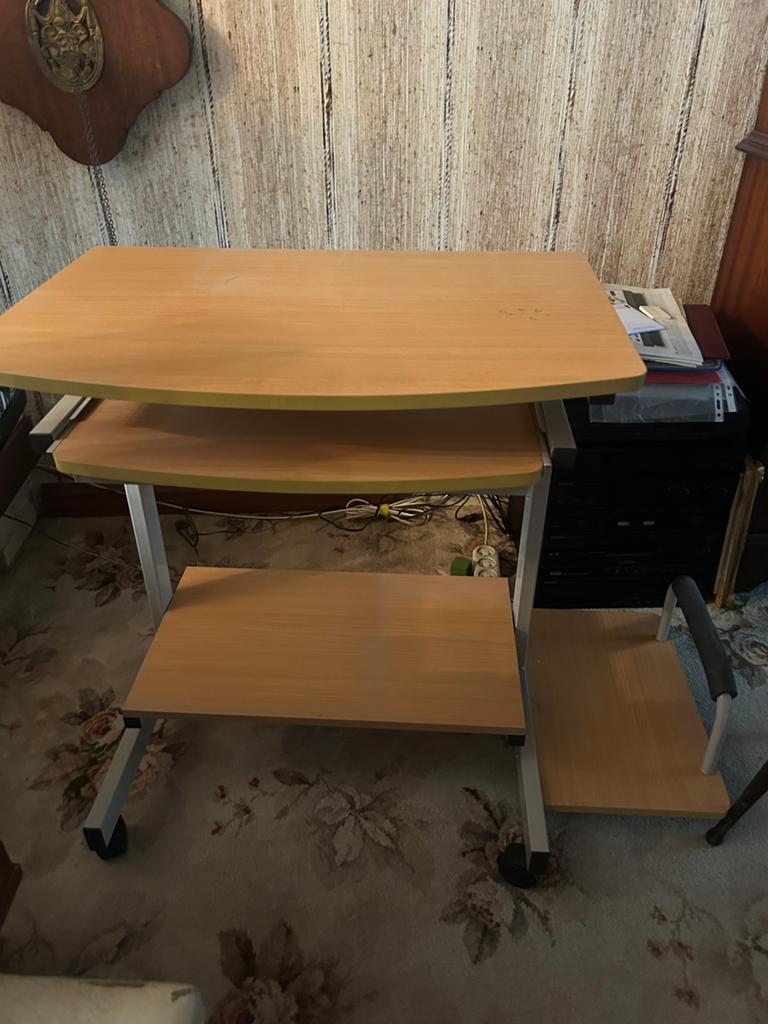 Handig computer / laptop bureau op wielen, Ophalen, Gebruikt, Hout, Bruin