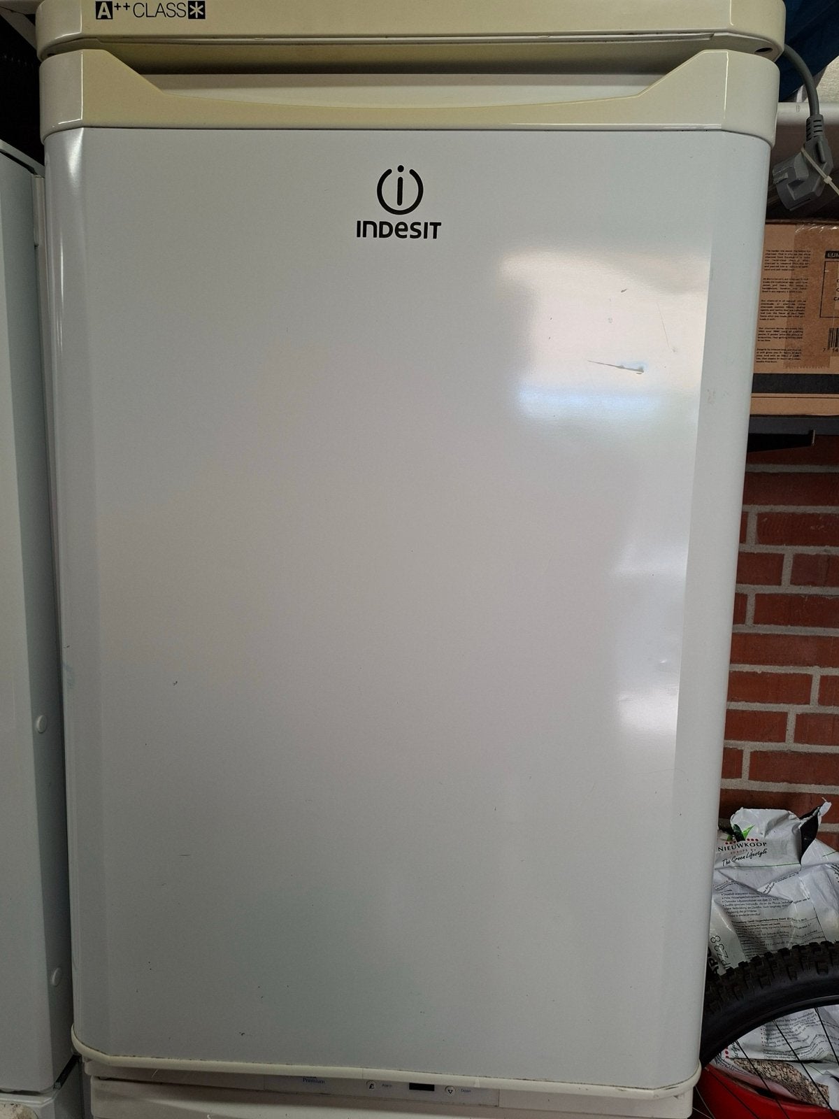 Indesit TFAAA 10 Koelkast met vriesvak, Gebruikt, 100 tot 150 liter, Energieklasse A of zuiniger, 45 tot 60 cm