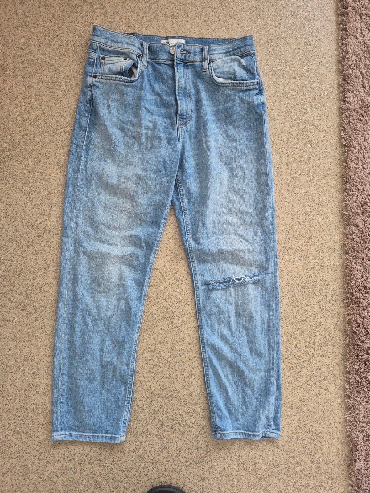 Zara spijkerbroek met lichte wassing en scheur, Kleding | Dames, Ophalen of Verzenden, Gedragen, Blauw