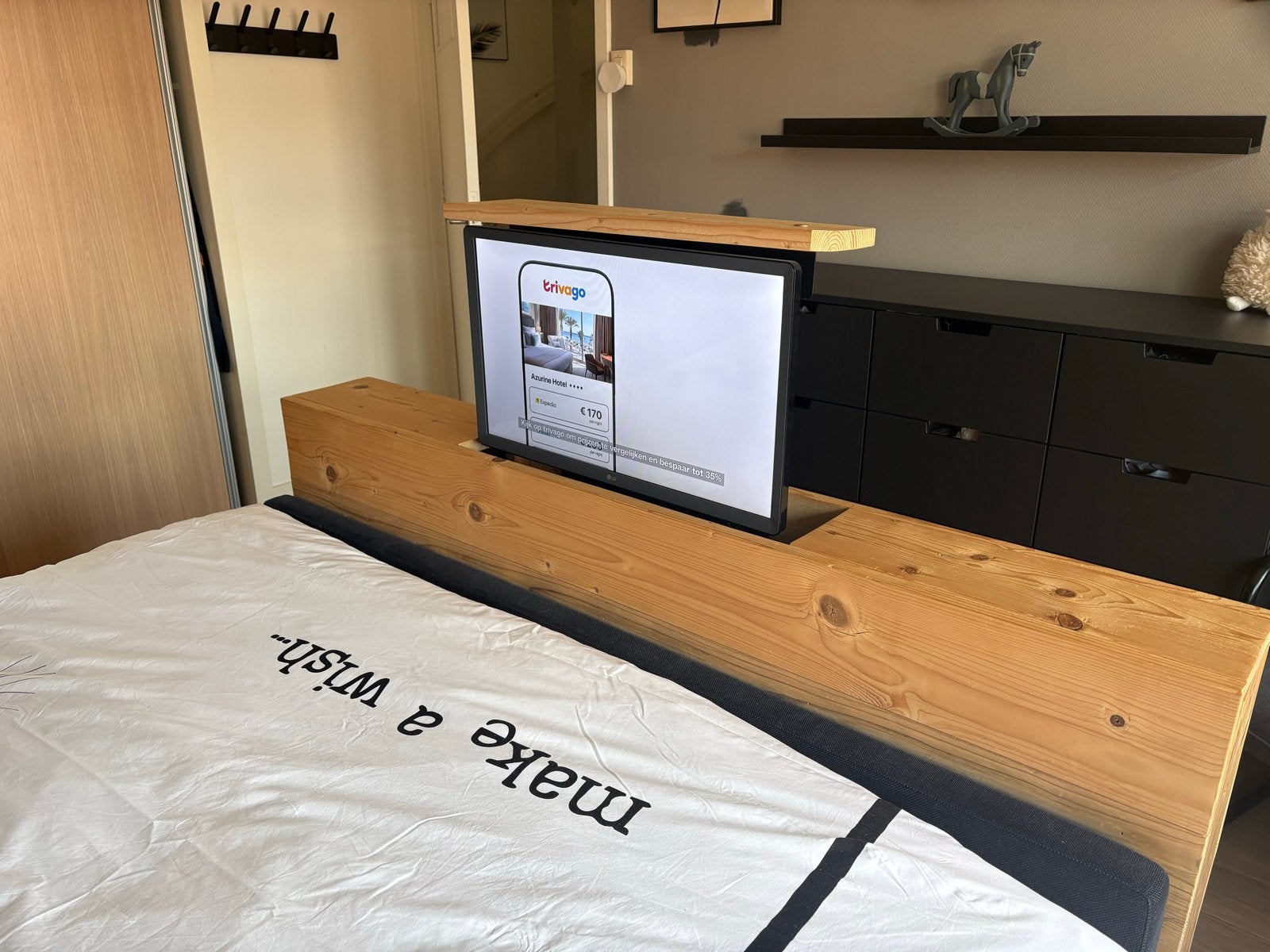 Voetbord met TV lift en 28 inch LG Led TV van steigerhout, Ophalen, Gebruikt, Bruin, Steigerhout