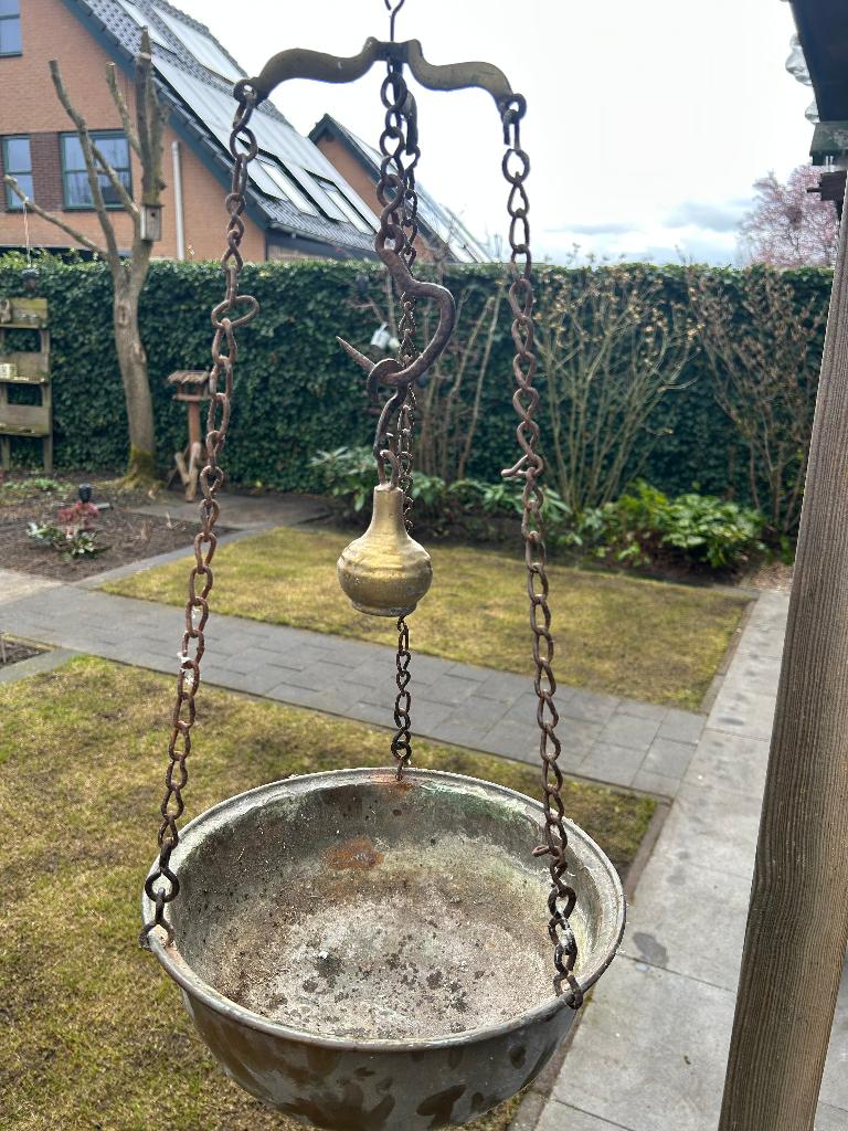 antieke koperen weegschaal met kettingen, Ophalen