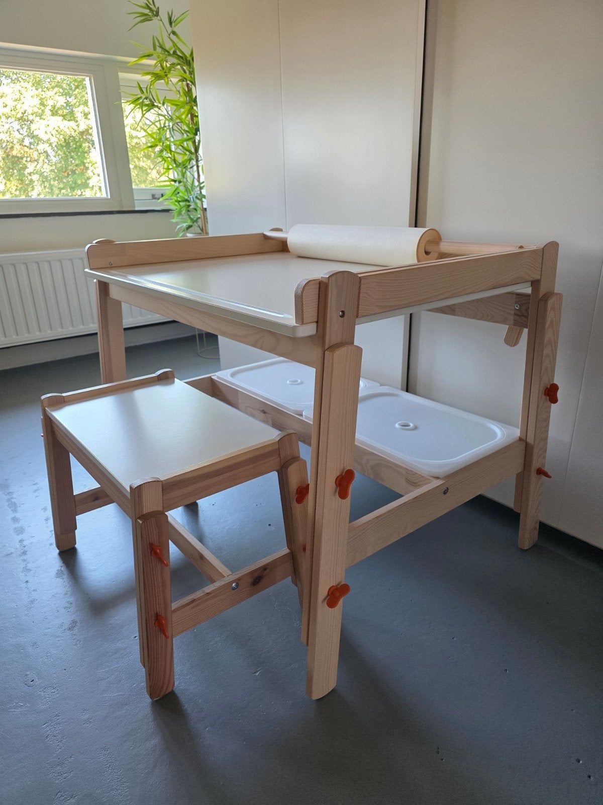 Ikea Kinderbureau verstelbaar met kruk en opbergbakken, Ophalen, Zo goed als nieuw, Tafel(s) en Stoel(en)