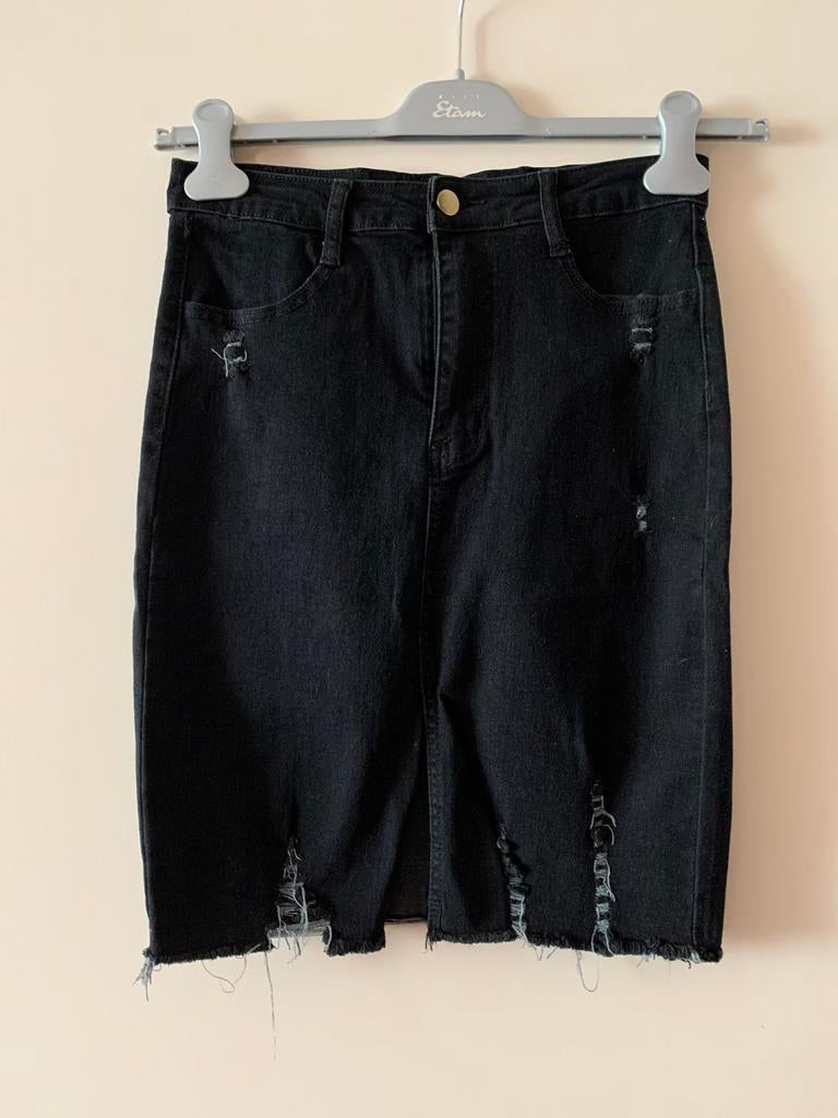 Zwarte rok met gerafelde details, maat M, Kleding | Dames, Rokken, Ophalen of Verzenden, Zo goed als nieuw, Zwart, Boven de knie