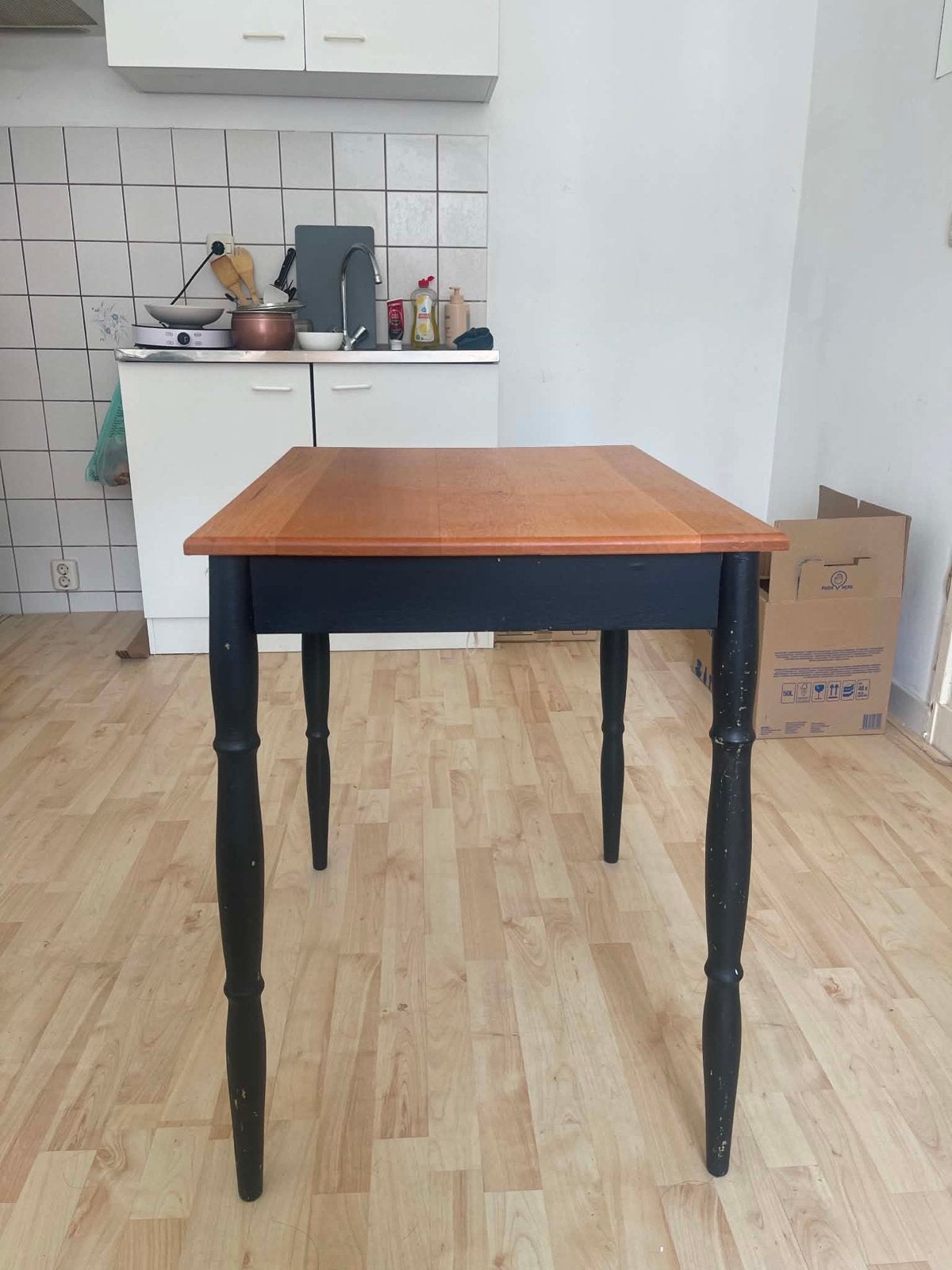 Houten tafel met zwart onderstel, Ophalen, Gebruikt, 100 tot 150 cm, Tot twee personen