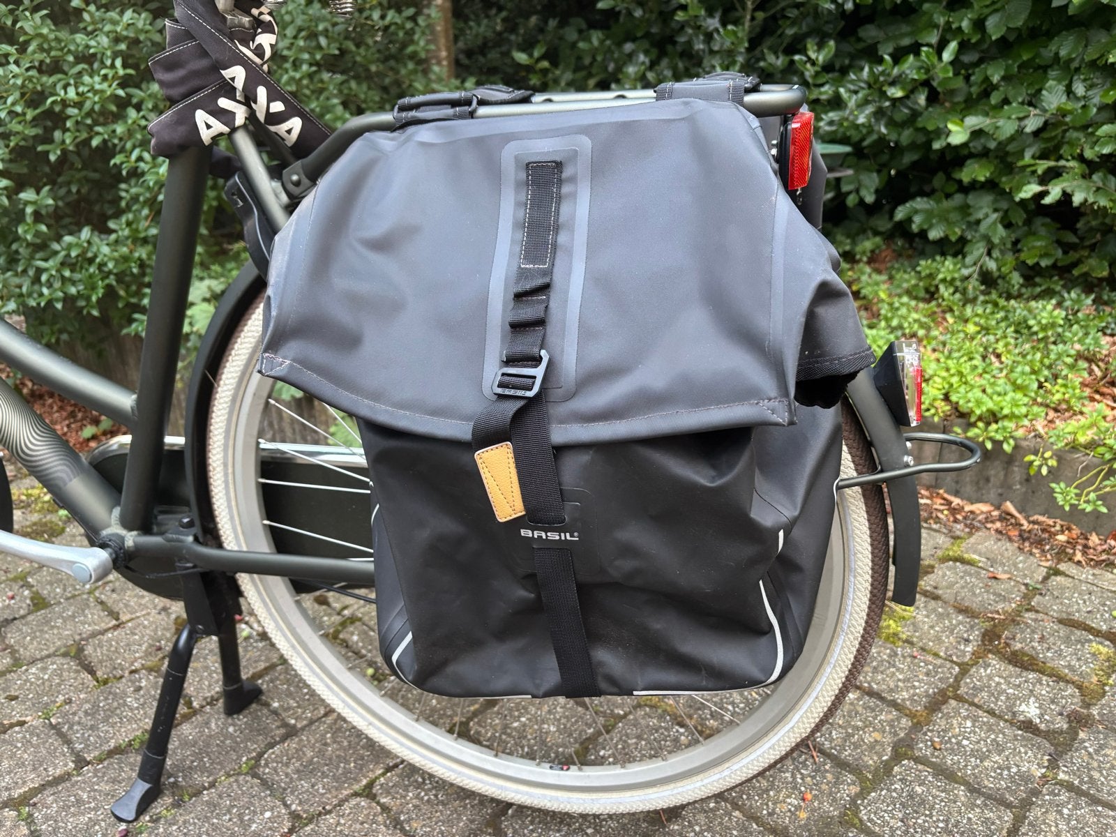 Basil fietstassen, dubbel, waterdicht, zwart, nieuwstaat, Fietsen en Brommers, Fietsaccessoires | Fietstassen, Ophalen, Zo goed als nieuw
